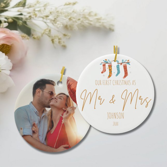 Adorno De Cerámica Nuestra primera Navidad como Sr. y Sra. Personaliz (Our First Christmas as Mr. & Mrs. Personalized Ceramic Ornament)