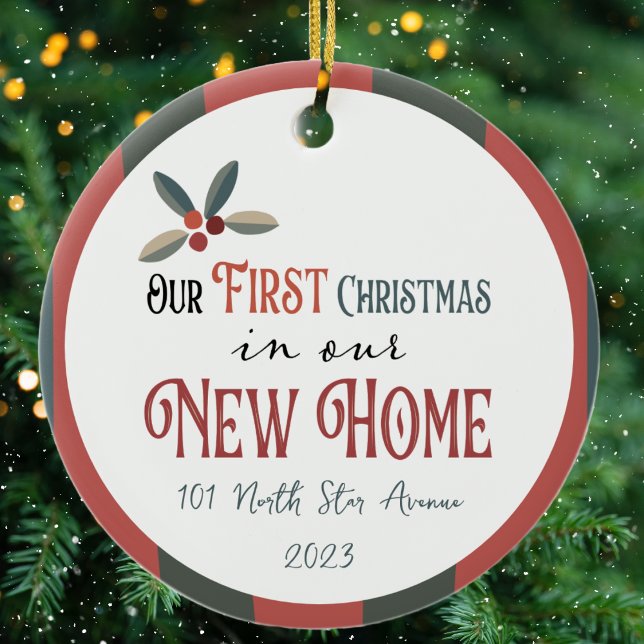 Adorno De Cerámica Nuestra primera Navidad en nuestro nuevo hogar (Celebrate the joy and excitement of your first Christmas in your new home with our personalized orna)