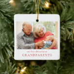 Adorno De Cerámica Nuestra primera Navidad: foto de bebé de los abuel<br><div class="desc">A tus padres y parientes políticos les encantará recibir esta primera Navidad como adorno de fotos de abuelos esta temporada de fiestas. Este ornamento incluye texto simple, una foto en la parte delantera y el nombre del bebé y estadísticas de nacimiento en la parte posterior del ornamento. La palabra Abuelos...</div>