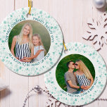 Adorno De Cerámica Nuestra primera Navidad | Greem Ditsy Snowflake Ph<br><div class="desc">Ornamento de fotos de árbol de Navidad, con fotos en la parte delantera y trasera. Está escrito con "Nuestra primera Navidad veinte [año]"... seguido de la redacción de su personalizado, como "tan pronto como sea familia de cuatro". También puede personalizar la parte posterior del ornamento con sus nombres. La plantilla...</div>