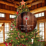Adorno De Cerámica Nuestra primera Navidad juntos aman la madera rúst<br><div class="desc">Nuestra primera Navidad juntos adorno. Un fondo rústico de madera oscura con ilustracion de árbol de amor blanco. Hermoso ornamento para decorarte el árbol de navidad. Puede personalizarlo y agregar su propio texto,  nombres y año.</div>
