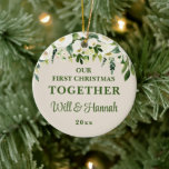 Adorno De Cerámica Nuestra primera Navidad juntos pareja personalizad<br><div class="desc">Nuestro primer ejemplar de navidad juntos, Navidades de nuevos apellidos personalizados, cambio de hogar cálido regalo para ellos, mantener a las parejas presentes de amigos, primer aniversario personalizado árbol de navidad, novia romántica se muda, vivir juntos el segundo segundo tercer año, casa de personalizado tercer año, él su casa de...</div>