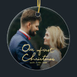 Adorno De Cerámica Nuestra primera Navidad | Navidades a mano<br><div class="desc">Un hermoso regalo de Navidades para recién casados. En esta temporada navideña, envíen este hermoso adorno de foto navideña a los recién casados para conmemorar a su boda. El adorno incluye " Nuestra primera Navidad " en una bonita letra de color dorado con letras a mano, con espacio para una...</div>