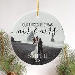 Adorno De Cerámica Nuestra primera Navidad Sr. Mrs Photo<br><div class="desc">Oro moderno Primera Navidad Sr. Sra. Nueva Navidad Ornamento de Navidad. Presenta un diseño moderno y elegante de guiones de caligrafía. Personalice con sus fotos,  nombre de familia y ajuste todo el texto y los colores. Regalo de navidades para recién casados.</div>