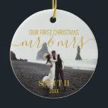 Adorno De Cerámica Nuestra primera Navidad Sr. Mrs. Photo Ceramic Orn<br><div class="desc">Oro moderno Primera Navidad Sr. Sra. Nueva Navidad Ornamento de Navidad. Presenta un diseño moderno y elegante de guiones de caligrafía. Personalice con sus fotos,  nombre de familia y ajuste todo el texto y los colores. Regalo de navidades para recién casados.</div>