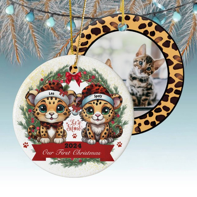 Adorno De Cerámica Nuestra primera zona de leopardo navideño para la  (Our First Christmas Leopard  Print Animal Ceramic Ornament Kitty Cat Decoration Kitten Decor 🐾🐆)