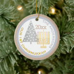 Adorno De Cerámica Nuestro primer árbol de chrismukkah Menorah Keepsa<br><div class="desc">Personalice esta moda NUESTRO primer ornamento de NAVIDAD con su nombre, año y foto para un buen conservador familiar. Desde el tono dorado Hanukkah menorah hasta el color plateado del árbol de Navidad, este adorno blanco, gris plateado y cálido tostado de almendras conmemorará tu primera fiesta combinada. Sube tu foto...</div>
