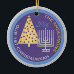 Adorno De Cerámica Nuestro primer árbol fotográfico de Chrismukkah Me<br><div class="desc">Personalice esta diversión NUESTRO primer ornamento de NAVIDAD para una familia de buen gusto. Desde el simple árbol de Navidad dorado hasta la menorah Hanukkah plateada, este adorno azul y púrpura conmemorará tu primera fiesta combinada. Sube tu foto al otro lado y agrega tu nombre y el año al frente....</div>