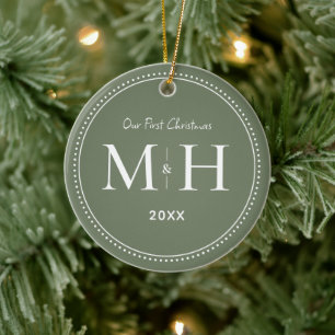 Adorno De Cerámica Nuestro primer Monograma Sage Green navideño