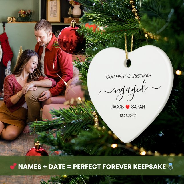 Adorno De Cerámica Nuestro primer nombre y fecha de las parejas compr (Our First Christmas Engaged Holiday Heart Shaped Ceramic Christmas Ornament Personalized Names Date)