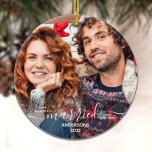 Adorno De Cerámica Nuestro primer Personalizado casado de Navidad 2 F<br><div class="desc">¡Que Se Casen Con Pequeños Navidades! Decoren su árbol o envíen un regalo especial con este elegante adorno personalizado recién casado de Navidad. Añade tus fotos favoritas y personaliza con nombre y año. El ornamento es de doble cara, se pueden hacer diferentes fotos a cada lado. DERECHOS RESERVADOS © 2020...</div>