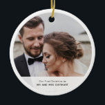 Adorno De Cerámica Nuestro primer Personalizado de foto de Navidad Ke<br><div class="desc">Ornamento moderno de fotos del día de la boda para sus invitados que se presentaron para apoyar y celebrar su gran día con usted. Añade fácilmente tu foto favorita y un mensaje personalizado si es necesario usando nuestra "Herramienta de diseño"</div>