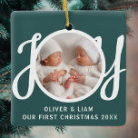 Adorno De Cerámica Nuestros primeros gemelos de Navidad foto de Green<br><div class="desc">Este adorable ornamento de fotos de la primera Navidad de los gemelos está decorado con la palabra JOY en tipografía de escritura elegante sobre un fondo verde. Personalizable fácil con tu foto,  nombres y año.</div>