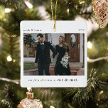Adorno De Cerámica Nuestros primeros Navidades como Sr. y Sra. Photo<br><div class="desc">Un elegante árbol de navidad fotográfica adornado con la tipografía clásica "Nuestras primeras navidades como MR y MRS." en negro sobre un fondo blanco minimalista y limpio. La foto, el texto, el nombre y el año se pueden personalizar fácilmente para que este ornamento sea único y personal para usted. Un...</div>