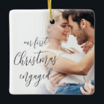 Adorno De Cerámica Nuestros primeros nombres de fotos de escritura en<br><div class="desc">Nuestros primeros nombres de fotos de Personalizados de guiones comprometidos de Navidad. Un diseño totalmente personalizable, especialmente para celebrar la primera Navidad de la pareja feliz después de su compromiso y recuerdo del árbol en Navidad por venir. Un hermoso guión de caligrafía para el texto en la parte delantera y...</div>