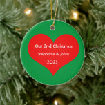 Adorno De Cerámica Nuestros segundos Navidades juntos 2023 cortan el<br><div class="desc">Nombres personalizados e impresos con un bonito diseño de corazón rojo en un fondo verde sólido. Siéntete libre de personalizar añadiendo tus propios textos,  nombres o fotos. ¡Puedes añadir tu foto en la parte posterior del adorno fácilmente! El color del fondo también se puede cambiar como se desee.</div>