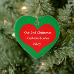 Adorno De Cerámica Nuestros segundos Navidades juntos Corazón Rojo 20<br><div class="desc">Nombres personalizados e impresos con un bonito diseño de corazón rojo en un fondo verde sólido. Siéntete libre de personalizar añadiendo tus propios textos,  nombres o fotos. ¡Puedes añadir tu foto en la parte posterior del adorno fácilmente! El color del fondo también se puede cambiar como se desee.</div>