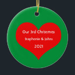 Adorno De Cerámica Nuestros terceros Navidades juntos Corazón Rojo 20<br><div class="desc">Nombres personalizados e impresos con un bonito diseño de corazón rojo en un fondo verde sólido. Siéntete libre de personalizar añadiendo tus propios textos,  nombres o fotos. ¡Puedes añadir tu foto en la parte posterior del adorno fácilmente! El color del fondo también se puede cambiar como se desee.</div>