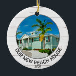Adorno De Cerámica Nueva foto de casa de Beach con año<br><div class="desc">Este personalizado de 2 lados de la nueva casa de playa Navidades de vacaciones adornado con una foto de su nueva casa y el año en la parte delantera, y otra foto en la parte trasera. Esto hace un regalo de bienvenida para el nuevo hogar, o sólo un placer especial...</div>