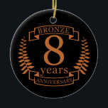 Adorno De Cerámica Octavo aniversario de boda en bronce de ocho años<br><div class="desc">Un diseño para celebrar ocho años de matrimonio. Este diseño tiene un diseño de laurel color bronceado (bronce) sobre un fondo negro. El bronce es el regalo tradicional para esta ocasión, EEUU. El texto dice el aniversario de BRONZE durante 8 años. Un diseño romántico para celebrar tu octavo año de...</div>