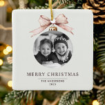 Adorno De Cerámica "Ornamento navideño personalizado con foto<br><div class="desc">"Celebra la temporada con este adorno navideño personalizado de Feliz Navidad, presentando tu foto personalizado en un diseño festivo. Perfecto para añadir un toque personal al árbol de Navidad, este adorno es un placer maravilloso y un regalo de vacaciones reflexivo. Capturar recuerdos con una decoración que traerá alegría año tras...</div>