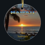 Adorno De Cerámica Ornamento: Waikoloa Sunset #1 (Círculo)<br><div class="desc">Un adorno de cerámica circular que muestra el sol casi inestable que ilumina el fondo de las nubes circundantes con un resplandor naranja. Añade palmeras en la silueta y una playa de coral algo visible, ¡y tendrás la impresión de una puesta de sol ganadora! Mele Kalikimaka significa "Feliz Navidad" en...</div>