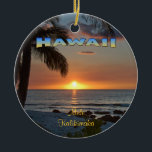 Adorno De Cerámica Ornamento: Waikoloa Sunset #1 (Círculo)<br><div class="desc">Un adorno de cerámica circular que muestra el sol casi inestable que ilumina el fondo de las nubes circundantes con un resplandor naranja. Añade palmeras en la silueta y una playa de coral algo visible, ¡y tendrás la impresión de una puesta de sol ganadora! Mele Kalikimaka significa "Feliz Navidad" en...</div>