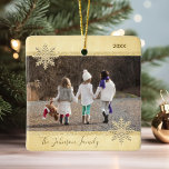 Adorno De Cerámica Oro de la nieve Keepsake Navidad árbol de vacacion<br><div class="desc">Mantén tus recuerdos vivos con estos hermosos Navidades adorno de árbol de mango de Navidad. Personalízalo con tu foto. Relieve metalizado de oro falso y purpurina con copos de nieve. Personalizado con su apellido y año. Back of ornament tiene la opción de agregar mensaje, nombre u otra información. Perfecto regalo...</div>