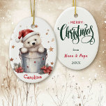Adorno De Cerámica Oso polar lindo en Navidades de niños baldes<br><div class="desc">En la parte delantera de este adorable adorable adorno de cerámica hay un pequeño y adorable cubo blanco de oso polar que sale de un cubo. Lleva un gorra de Santa Claus rojo y blanco, y estrellas de oro flotan a su alrededor. Su nombre personalizado está en la parte inferior....</div>