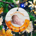 Adorno De Cerámica Otoño El Regalo De Doble Lado Del Bebé Fotográfico<br><div class="desc">Este hermoso y moderno ornamento de fotos para recién nacidos del Día de Acción de Gracias muestra una fotografía de tu dulce recién nacido bajo las palabras Nuestra calabaza en naranja. Esta fotografía de otoño de bonito con madera blanca a la moda detrás del parche de calabazas es un elegante...</div>