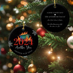 Adorno De Cerámica Otro Giro de trama | Funny Fuego De Basura 2024<br><div class="desc">Traiga algo de humor a su temporada de vacaciones con este divertidísimo ornamento navideño de 2024. Perfecto para los que aman un poco de sarcasmo y pueden reírse de este salvaje viaje este año ha sido, este adorno incluye un basurero llamativo y la frase "2024: Otro giro de trama". Ya...</div>