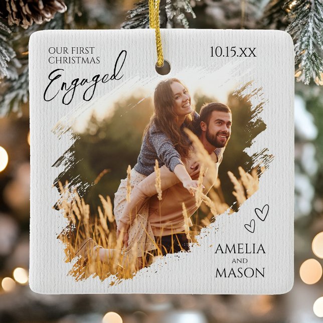 Adorno De Cerámica Our First Christmas Engaged Photo Christmas (Our First Christmas Engaged Photo Christmas Ceramic Ornament)