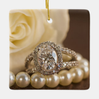 Adorno De Cerámica Oval Diamond Ring and White Rose Wedding