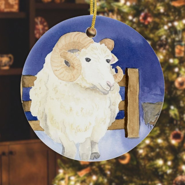 Adorno De Cerámica Oveja con Cuerno de Curly (Serie de Bestias Amigas (Sheep Friendly Beasts ornament hanging in front of a Christmas tree in a living room)