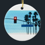 Adorno De Cerámica Pacific Coast Highway Rótulo California Beach Sky<br><div class="desc">La escena de USA California muestra el infame cartel de la autopista 1 de la costa del Pacífico en Huntington Beach por un semáforo rojo contra un cielo nocturno con palmeras soplando en el viento contra un falso efecto de textura de tela.</div>