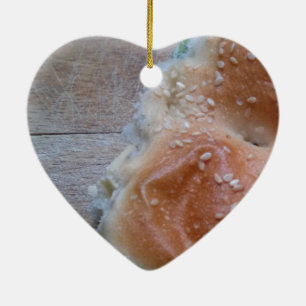 Adorno De Cerámica Pan de grano en una concha de madera, comida salud