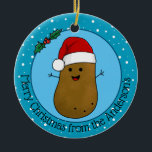 Adorno De Cerámica Papa feliz Navidad personalizado<br><div class="desc">Navidades felices Papa vistiendo un sombrero rojo de Santa con un guarnecido de piel blanca y un títere blanco esponjoso. Su cuerpo es marrón con pequeños puntos negros para los ojos y una gran sonrisa feliz. Tiene palos para los brazos y está sosteniendo hojas verdes con bayas rojas. Detrás de...</div>