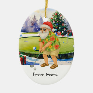 Adorno De Cerámica Papá Noel está jugando golf sobre fondo de campo d