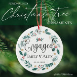 Adorno De Cerámica Pareja comprometida | Nuestra primera Navidad<br><div class="desc">Pareja comprometida | Nuestro primer ornamento navideño | Cerámica personalizada. Comprometido y celebrando a los Navidades por primera vez en pareja, este adorno cerámico "Nuestra primera Navidad" es un regalo perfecto. Personalizar cambiando los nombres y la fecha de boda/contratación. La parte trasera del adorno tiene "nuestra primera Navidad" escrita en...</div>