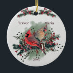 Adorno De Cerámica Pareja de cardenales, primeros Navidades juntos<br><div class="desc">Sólo hay algo en los Cardenales del Norte que evoca el espíritu de los Navidades. Un par de ellos lo harán aún más. ¡Y una pareja de voluntarios es la representación perfecta de una pareja que celebra su primera Navidad juntos! Tomé una de mis hermosas fotos del Cardenal y la...</div>