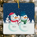 Adorno De Cerámica Pareja de Snowman se burla de los Navidades person<br><div class="desc">Pareja De Snowman Cute Navidades Personalizados Ornamento Cerámico. Cálido ornamento de Navidad de 5 personas en familia de snowman. Hace que los Navidades personalizados sean el regalo perfecto para las vacaciones.</div>