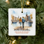 Adorno De Cerámica Pareja en Amsterdam Países Bajos Watercolor Travel<br><div class="desc">Pareja en Amsterdam Países Bajos | Ornamento cerámico de arte de viajes acuarela. Personaliza con tu propio texto. Este es otro 100% original de Diseños de Hámster de Amueblado. #TravelSouvenirCeramicOrnaments,  #HandmadeCeramicTravelKeepsakes,  #DestinationThamedCeramicOrnaments,  #CeramicOrnamentsForTravelAvers,  #UniqueTravelGiftOrnaments,  #CustomTravelCeramics,  #TravelInspiredCeramicDecorations,  #WorldTravelCeramicCeramicCeramicCeraments Cables,  #CeramicOrnaments para viajeros,  #PersonalizedTravelCeramicOrnaments</div>