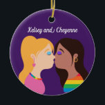 Adorno De Cerámica Pareja lesbiana besó a Personalizado dulce Orgullo<br><div class="desc">Ornamento romántico de Navidad LGBT con dos chicas besándose. Este lindo dibujo muestra a una linda mujer rubia y una hermosa morena con una camisa de arco iris. Personalizar este regalo morado LGBTQ con tu propio texto personalizado.</div>