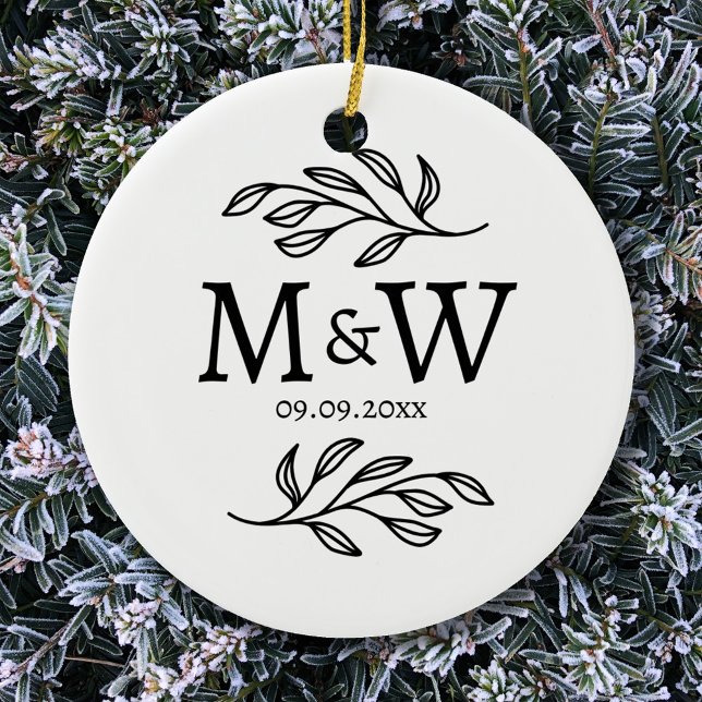 Adorno De Cerámica Pareja Monograma Boda Fecha Elegante Botánica (Modern couple monogram initials ceramic ornament with wedding date and botanical leaf detail.)