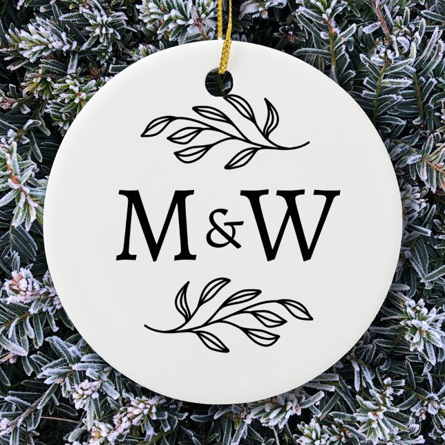 Adorno De Cerámica Pareja Monograma Elegante Botánico (Couple monogram initials personalized botanical leaves ceramic ornament)