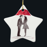 Adorno De Cerámica Pareja romántica con paraguas rojos<br><div class="desc">Paraguas rojos pareja romántica de amor. Amantes del arte,  pareja genial,  aniversario,  fechas,  aniversario boda. Gente enamorada,  romántica,  besada,  besos. La pintura acuarela original de la pareja de amor. Pelucas,  pieles de teléfono,  estuches de teléfono,  jigsaws,  tarjeta,  postal.</div>
