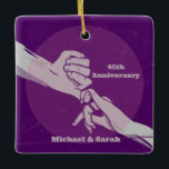 Adorno De Cerámica Pareja romántica de aniversario personalizada con<br><div class="desc">Este diseño tiene un marido y una mujer con los dedos pegados. Esta pareja romántica se está tomando de la mano para celebrar su boda aniversario. Puedes personalizar este diseño rosa y morado con tu propia fecha y nombres de aniversario de boda.</div>