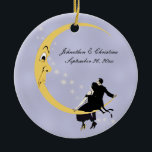 Adorno De Cerámica Pareja romántica sentada en luna creciente furiosa<br><div class="desc">Este adorno redondo de cerámica colgante tiene una pareja romántica vestida de negro sentada sobre una luna creciente amarilla con aspecto de enojado, con estrellas blancas esparcidas detrás de ellas sobre un fondo azul claro. Personalizar sus nombres y fechas en la parte delantera y su mensaje en la parte posterior...</div>