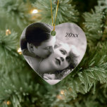 Adorno De Cerámica Pareja romántica Vintage Retro Foto Elegante Amor<br><div class="desc">Fotografía vintage de una pareja mirándose con cariño mientras el hombre besa la mejilla de la mujer. Muestra tu estilo vintage con un toque de romanticismo. Este adorno también haría un gran boda o compromiso o un regalo El día de San Valentín! ¡Mira mi tienda para encontrar productos a juego!...</div>