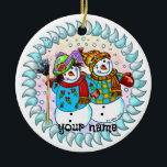 Adorno De Cerámica Pareja Snowman<br><div class="desc">Cornamento de la pareja de Snowman,  camiseta,  regalos y prendas de vestir de ArtMuvz Ilustracion. Aparatos de muñecas de nieve,  camisetas,  regalos de vacaciones. Camiseta de hombre de nieve,  regalos de Navidad y ropa de invierno.</div>